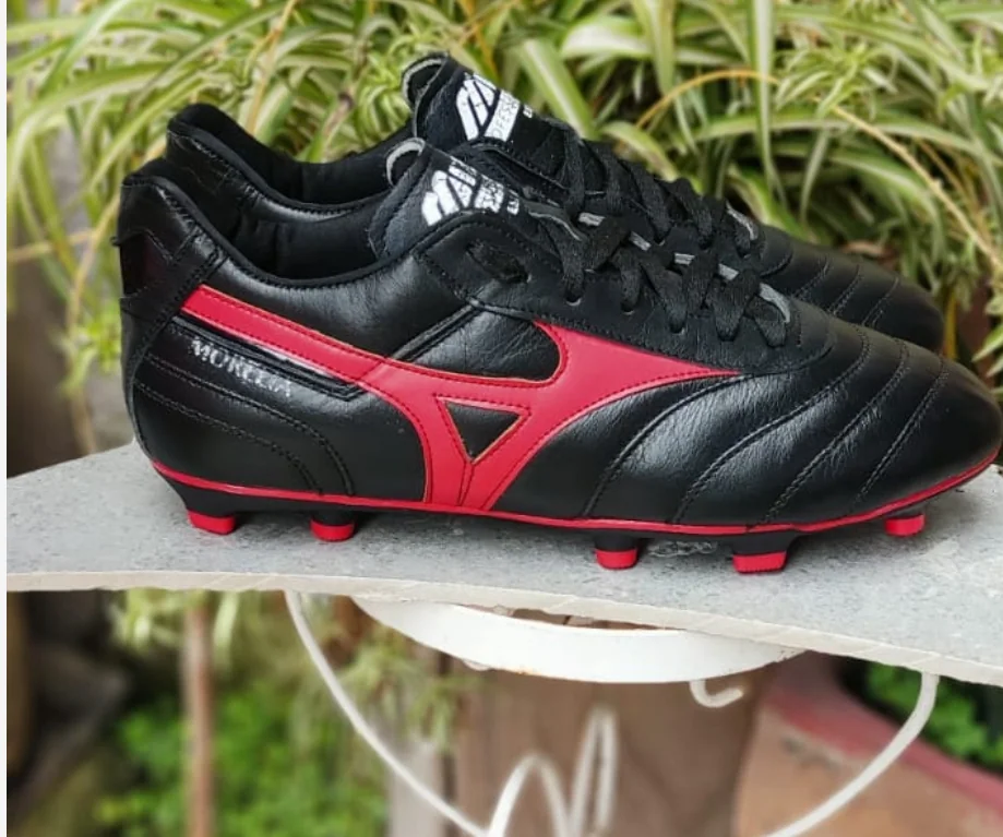 Tacos de futbol negros con detalles rojos
