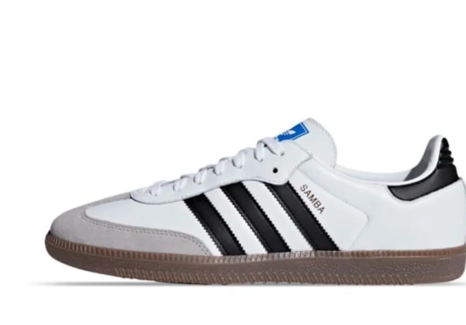 Tenis blancos con franjas negras